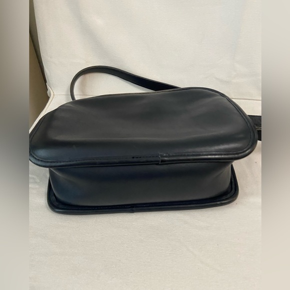 Vintage Coach Black Leather Crossbody Shoulder Handbag No. D4C-9931 - Picture 4 of 16